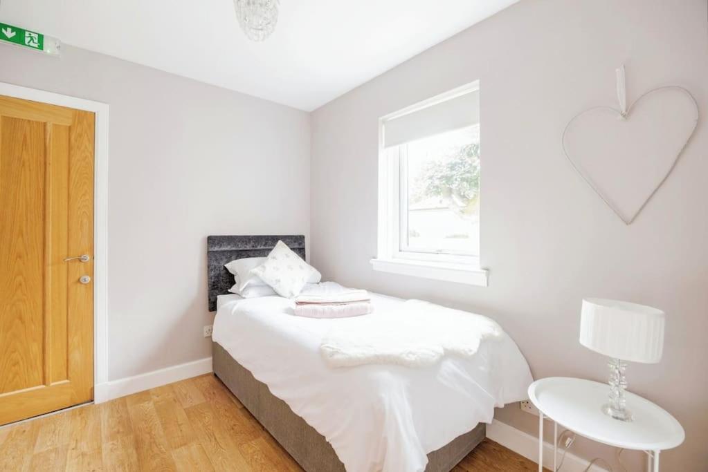 Modern Cosy Spacious 2 Bed Flat, Parking, Tv& Wifi Lejlighed Aberdeen Eksteriør billede